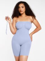 Mujer con body azul claro moldeador sin tirantes.