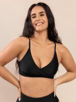 Mujer con conjunto de dos piezas negro, vista frontal de estudio.