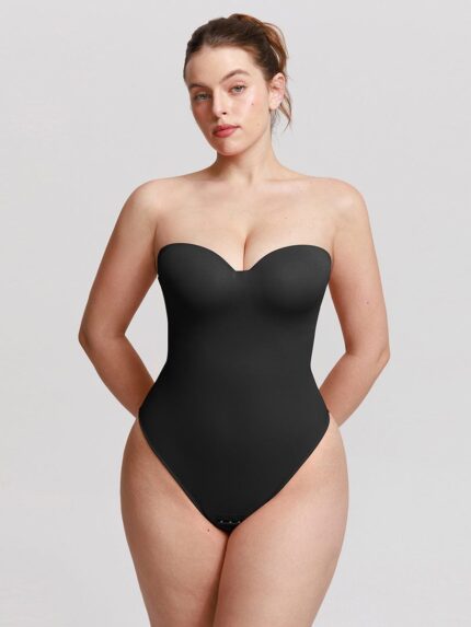 Mujer con body negro con copas moldeadas con aros.